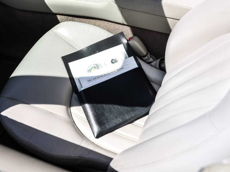 Image 30/36 of Jaguar XK8 4.0 (2001)