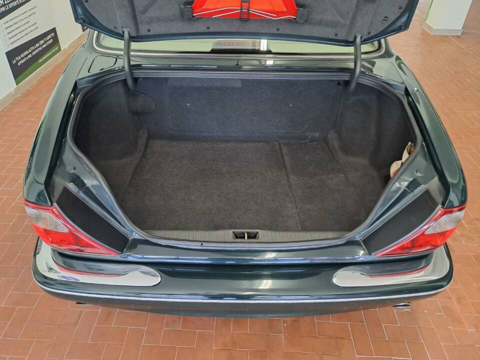 Image 19/50 of Jaguar XJ 8 Executive (1998)