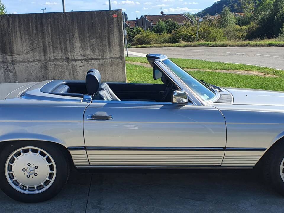 Immagine 6/34 di Mercedes-Benz 560 SL (1987)