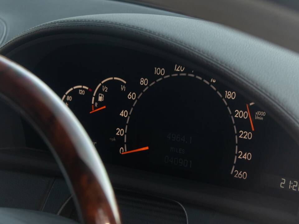 Image 35/50 of Mercedes-Benz CL 500 (2002)