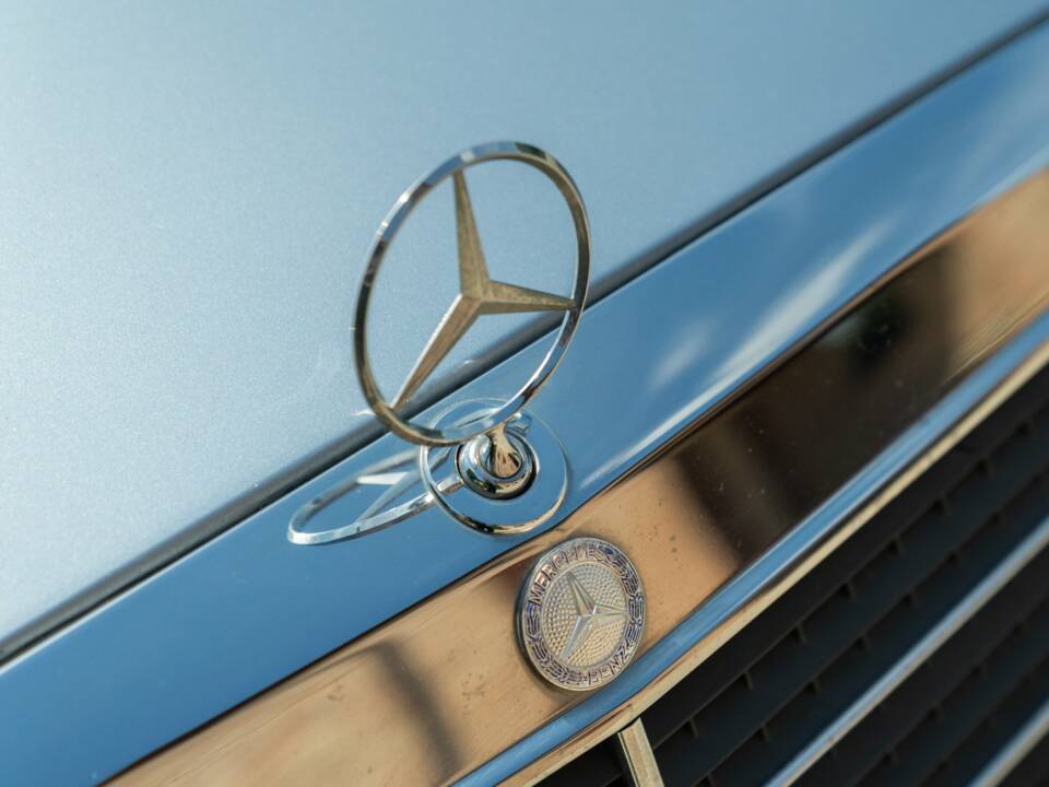 Image 17/50 of Mercedes-Benz 500 E (1992)