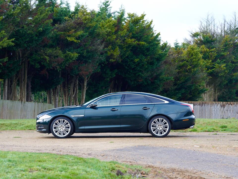 Image 37/50 of Jaguar XJ 5.0 (2010)
