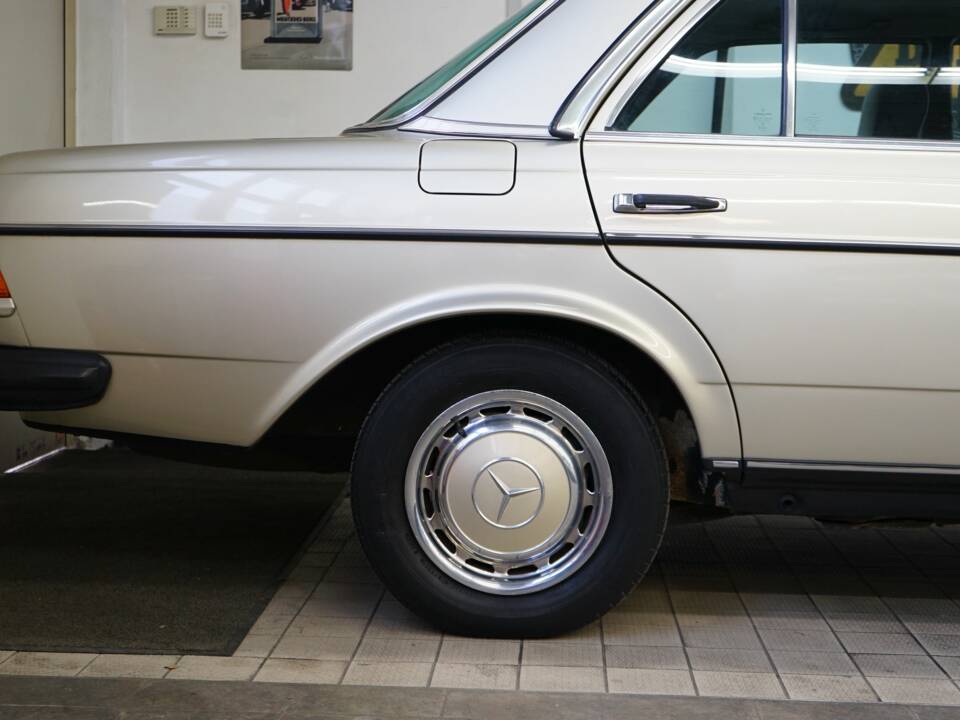 Image 37/40 of Mercedes-Benz 300 D (1982)