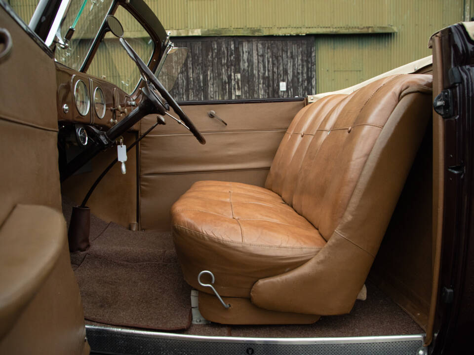 Image 5/8 of Ford V8 Club Cabriolet (1937)