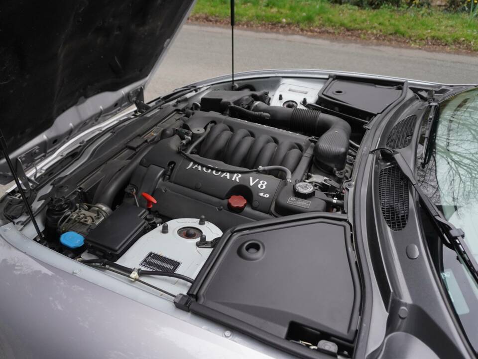 Image 15/19 of Jaguar XK8 4.0 (2001)