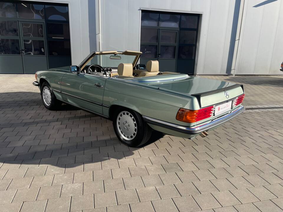 Afbeelding 22/31 van Mercedes-Benz 500 SL (1987)