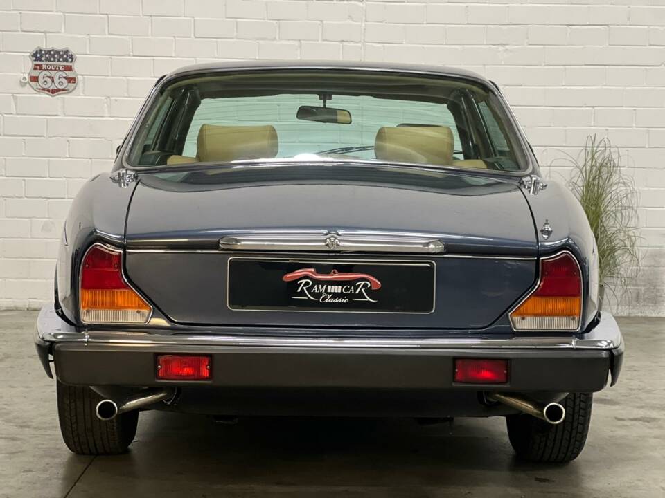 Image 10/22 of Jaguar XJ 12 (1988)