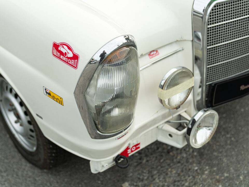 Image 22/50 of Mercedes-Benz 220 S b (1967)
