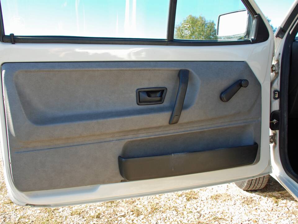 Immagine 17/29 di Volkswagen Polo II Hatchback 1.0 (1989)