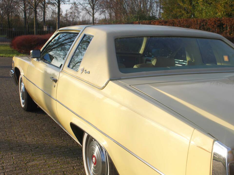 Image 18/56 of Cadillac Coupe DeVille (1977)