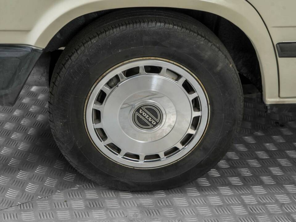 Image 30/50 of Volvo 740 GL (1987)
