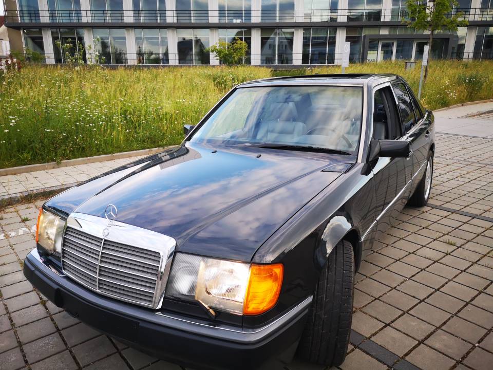 Imagen 4/48 de Mercedes-Benz 400 E (1993)