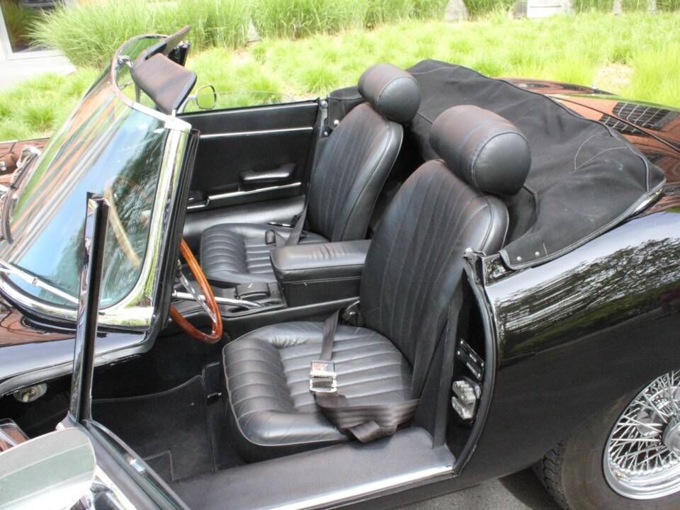 Image 12/24 of Jaguar E-Type (1970)