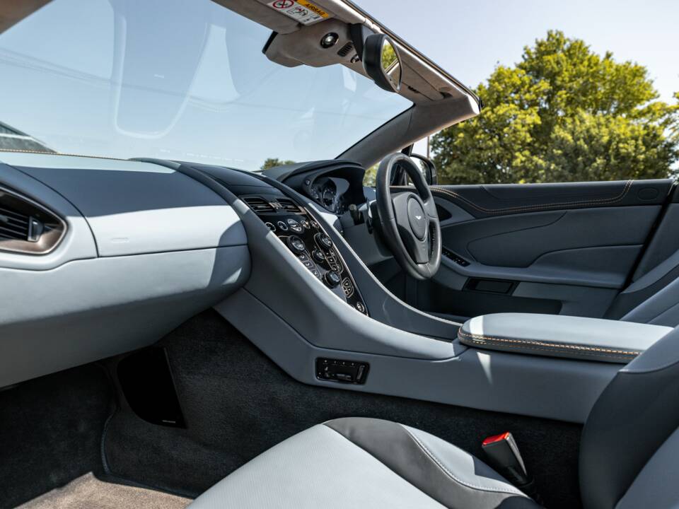 Imagen 42/57 de Aston Martin Vanquish Volante (2015)