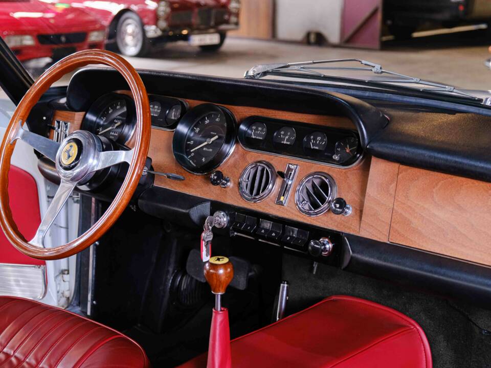 Image 23/36 of Ferrari 330 GT 2+2 (1964)
