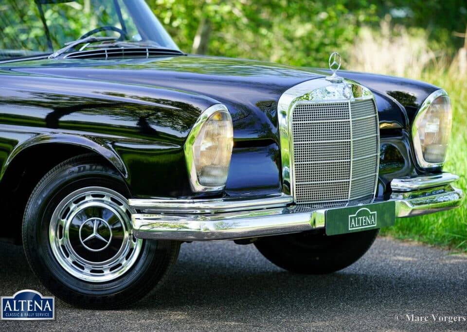 Image 4/52 de Mercedes-Benz 220 SE b (1963)