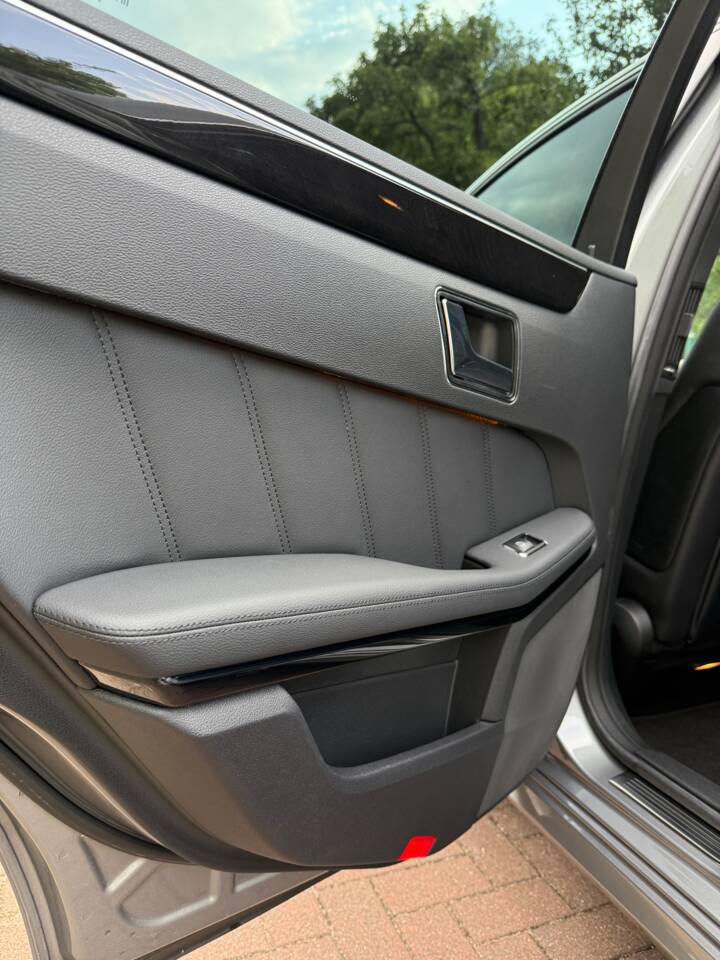 Image 13/14 de Mercedes-Benz E 500 4MATIC (2009)
