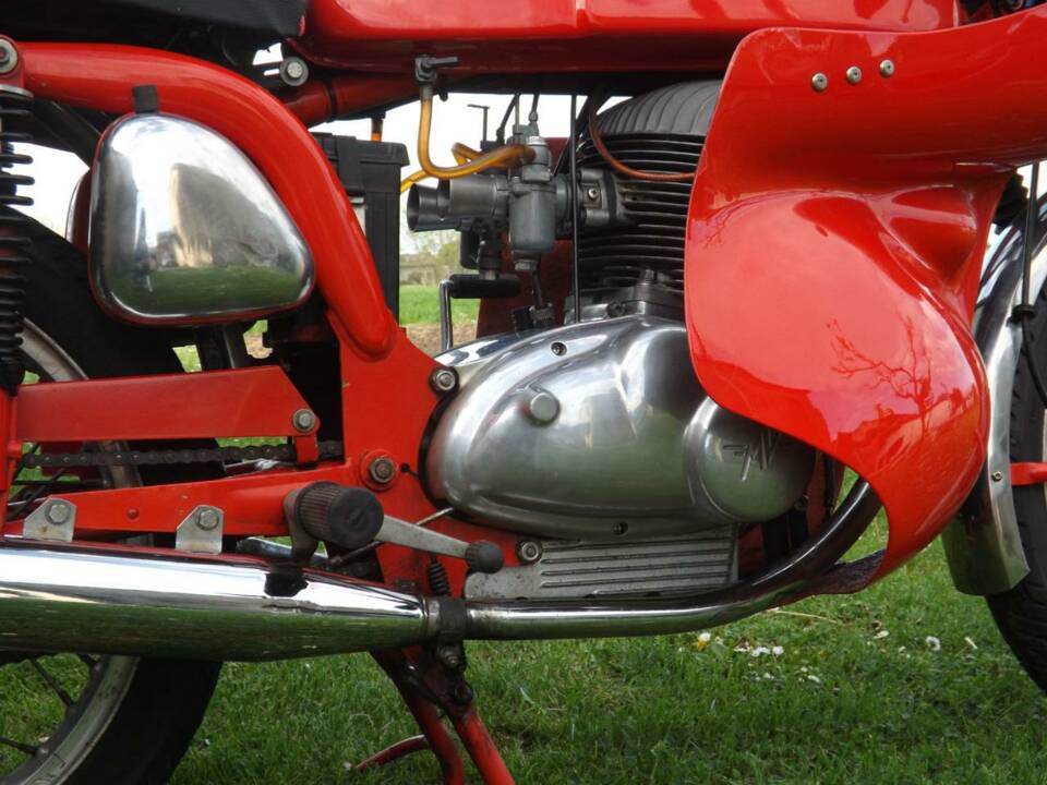 Image 9/50 de MV Agusta 350 S (1972)