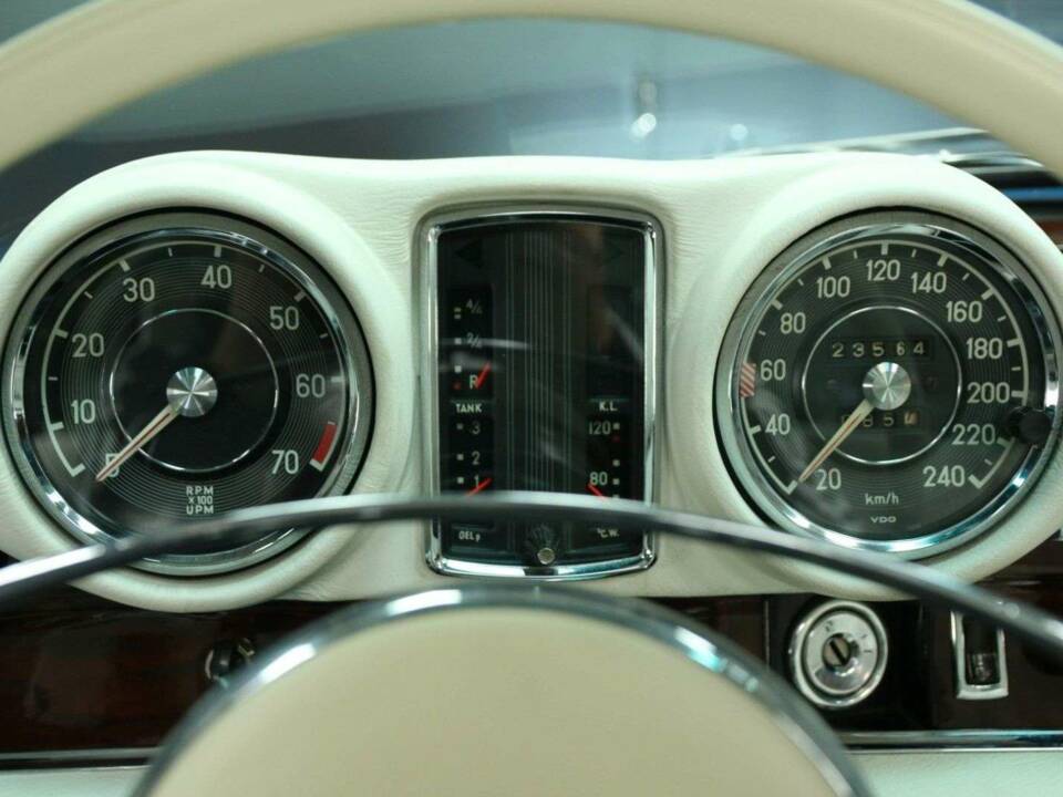 Image 18/50 of Mercedes-Benz 280 SE 3,5 (1971)