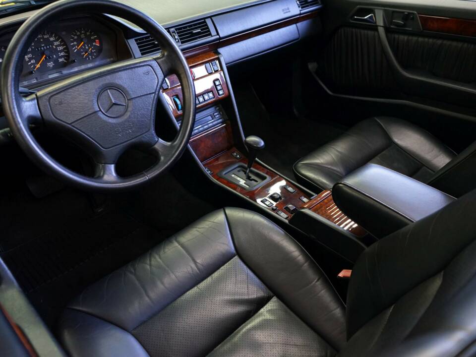 Immagine 19/30 di Mercedes-Benz 320 CE (1993)