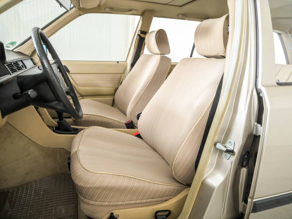 Bild 19/50 von Mercedes-Benz 230 TE (1987)