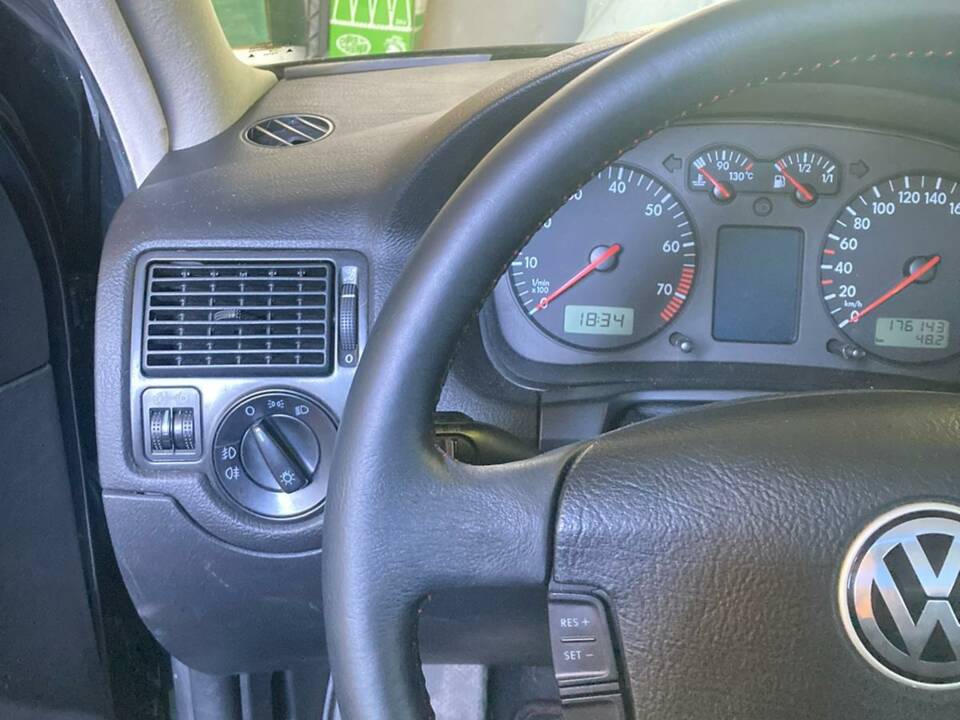 Imagen 7/8 de Volkswagen Golf IV 2.3 V5 (2001)