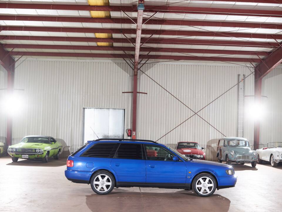 Image 36/113 of Audi S6 Plus Avant (1996)