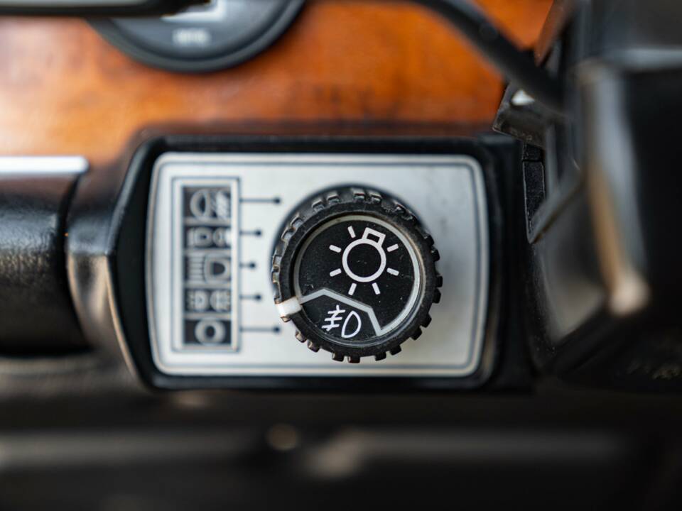Image 43/50 de Jaguar XJ 6 4.2 (1981)