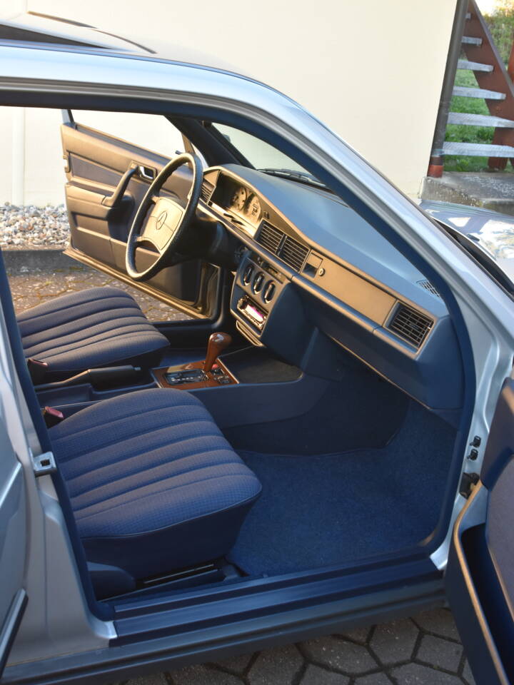 Image 6/18 of Mercedes-Benz 190 E 2.6 (1987)
