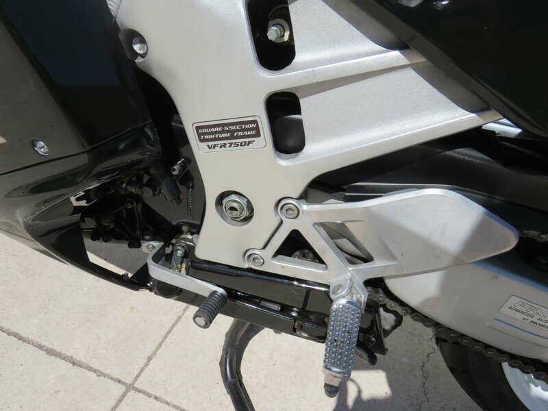 Image 23/44 de Honda VFR 750F (1991)