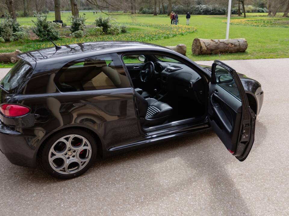 Image 30/60 of Alfa Romeo 147 3.2 GTA (2003)