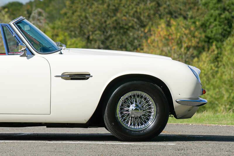 Image 31/38 of Aston Martin DB 6 Mk II Volante (1970)