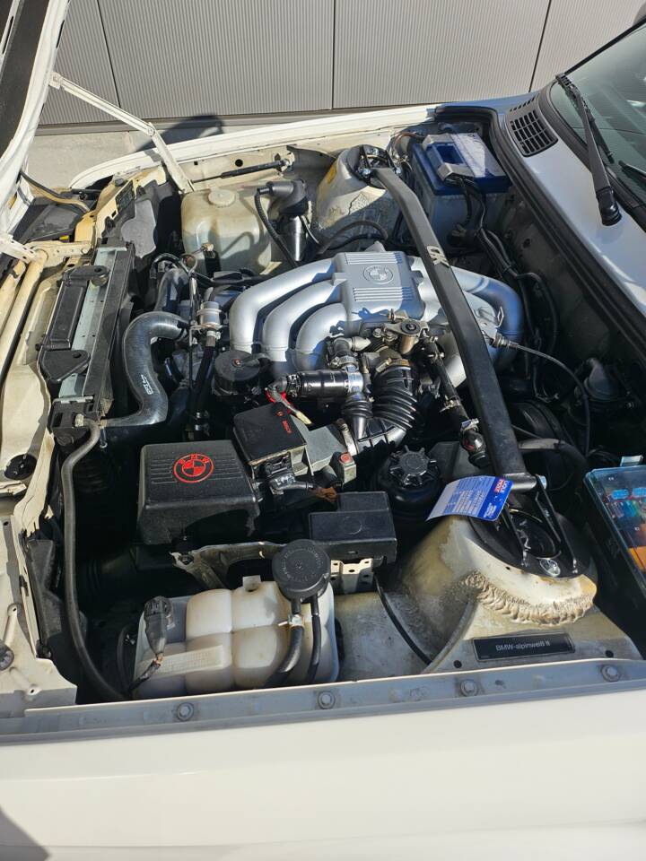 Immagine 11/67 di BMW 320i (1990)