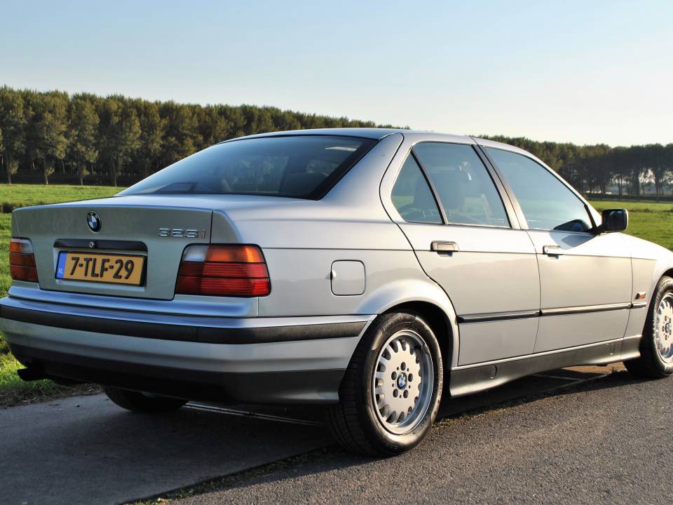 Image 44/50 de BMW 323i (1996)