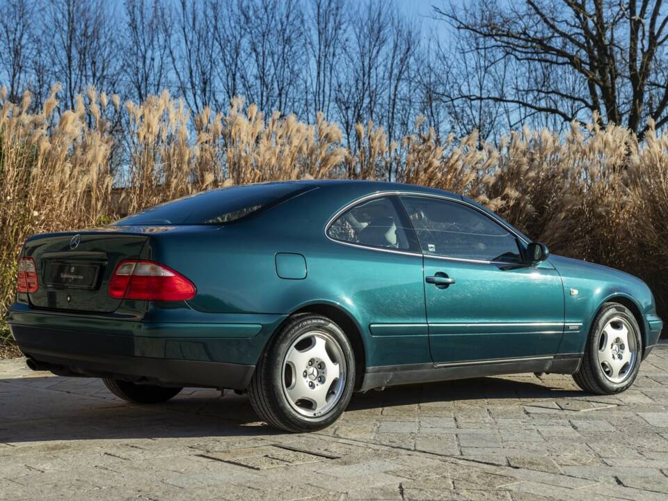 Image 17/50 of Mercedes-Benz CLK 200 (1997)