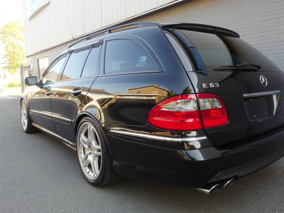Image 28/98 of Mercedes-Benz E 63 AMG T (2008)