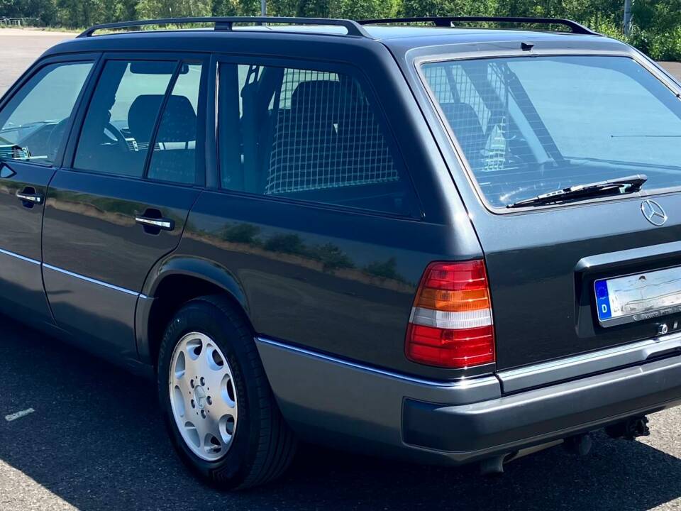 Bild 4/41 von Mercedes-Benz E 220 T (1995)