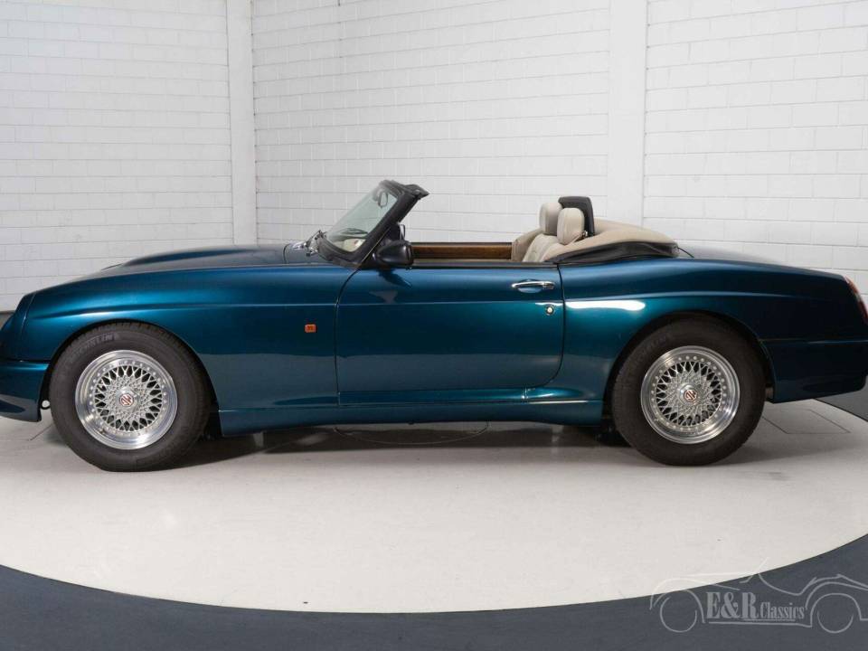 Image 19/19 of MG RV8 (1993)