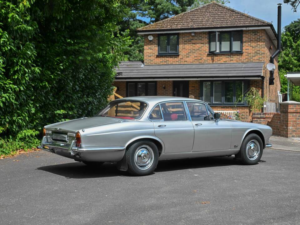 Image 12/50 of Jaguar XJ 6 4.2 (1971)