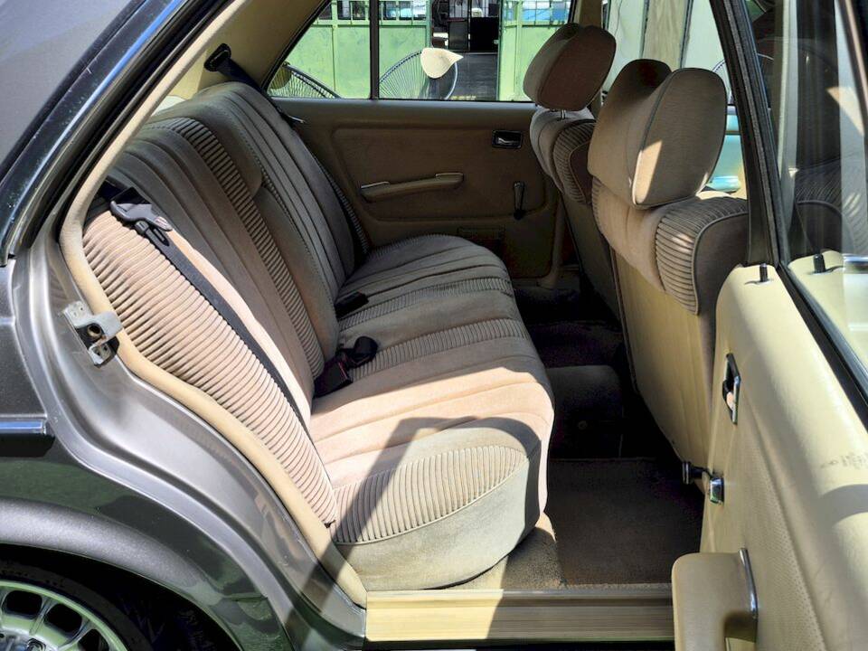 Image 54/71 of Mercedes-Benz 240 D (1980)