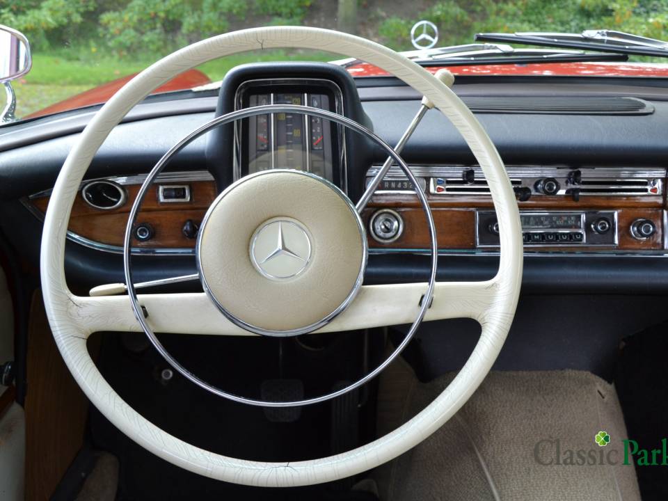 Image 25/47 of Mercedes-Benz 220 SE b (1962)