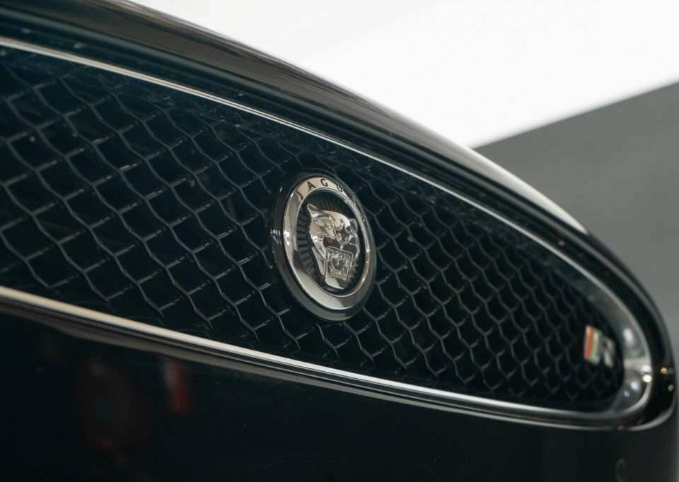 Image 18/50 of Jaguar XKR (2013)