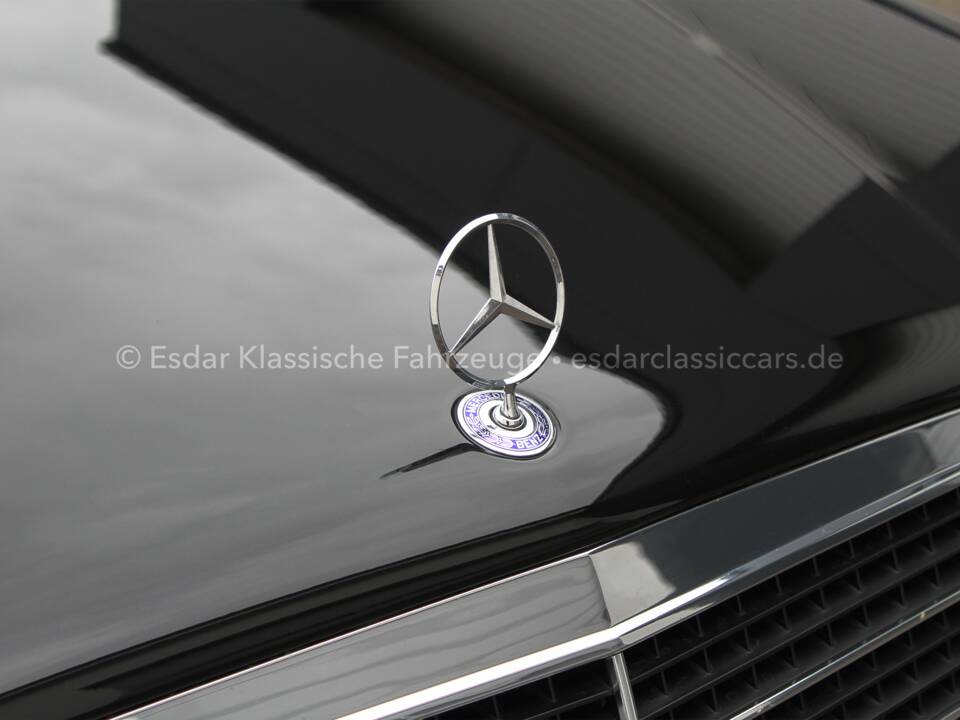 Image 29/33 of Mercedes-Benz E 200 (1994)