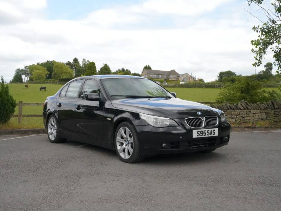 Bild 21/48 von BMW 550i (2006)