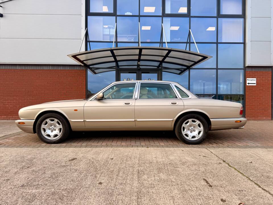 Bild 8/32 von Jaguar XJ 8 Sovereign (1999)