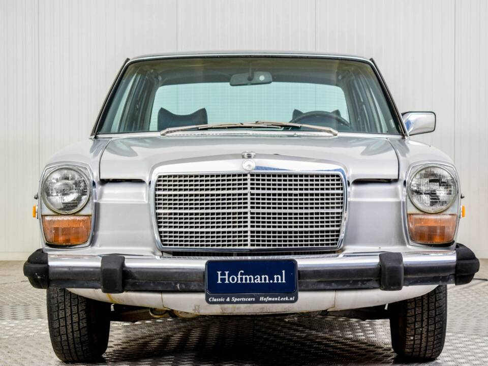 Image 3/50 of Mercedes-Benz 240 D (1976)