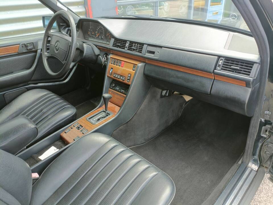 Immagine 2/8 di Mercedes-Benz 300 TE (1991)