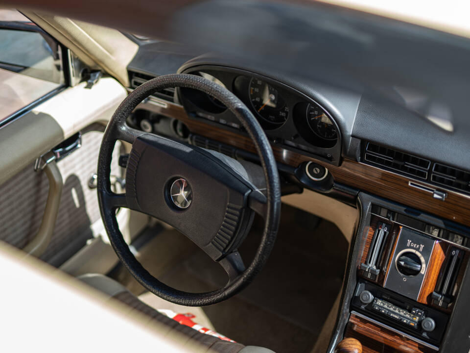 Image 26/40 of Mercedes-Benz 350 SE (1975)