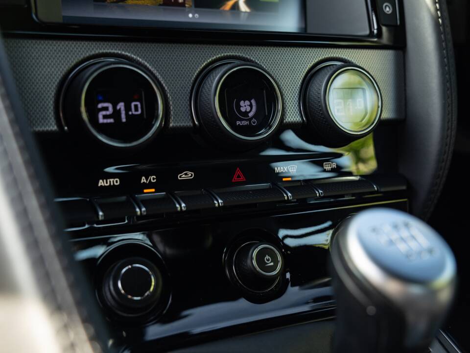Image 12/45 of Jaguar F-Type (2016)