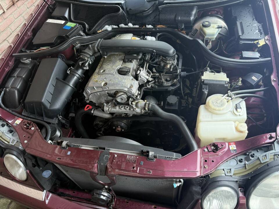 Bild 10/14 von Mercedes-Benz E 200 (1996)